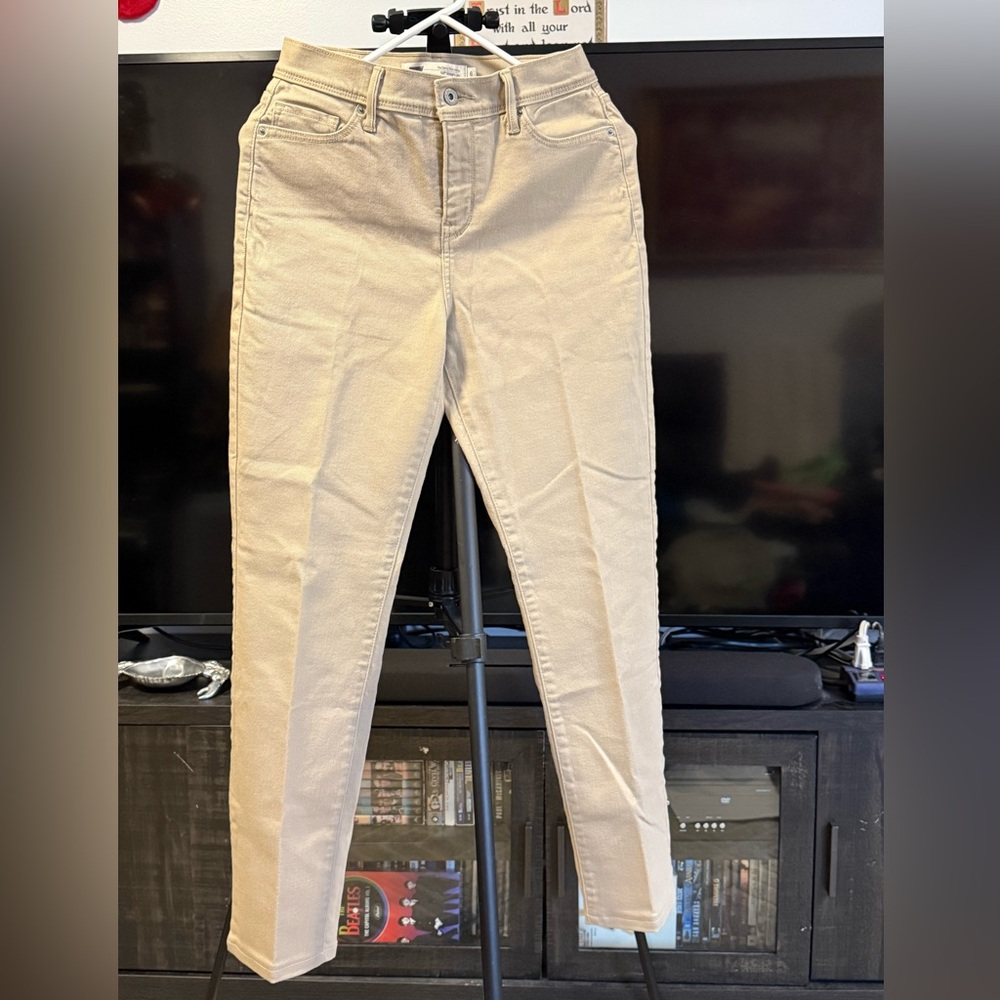 Levi’s Perfectly Slimming 512 Straight leg High Rise never been worn